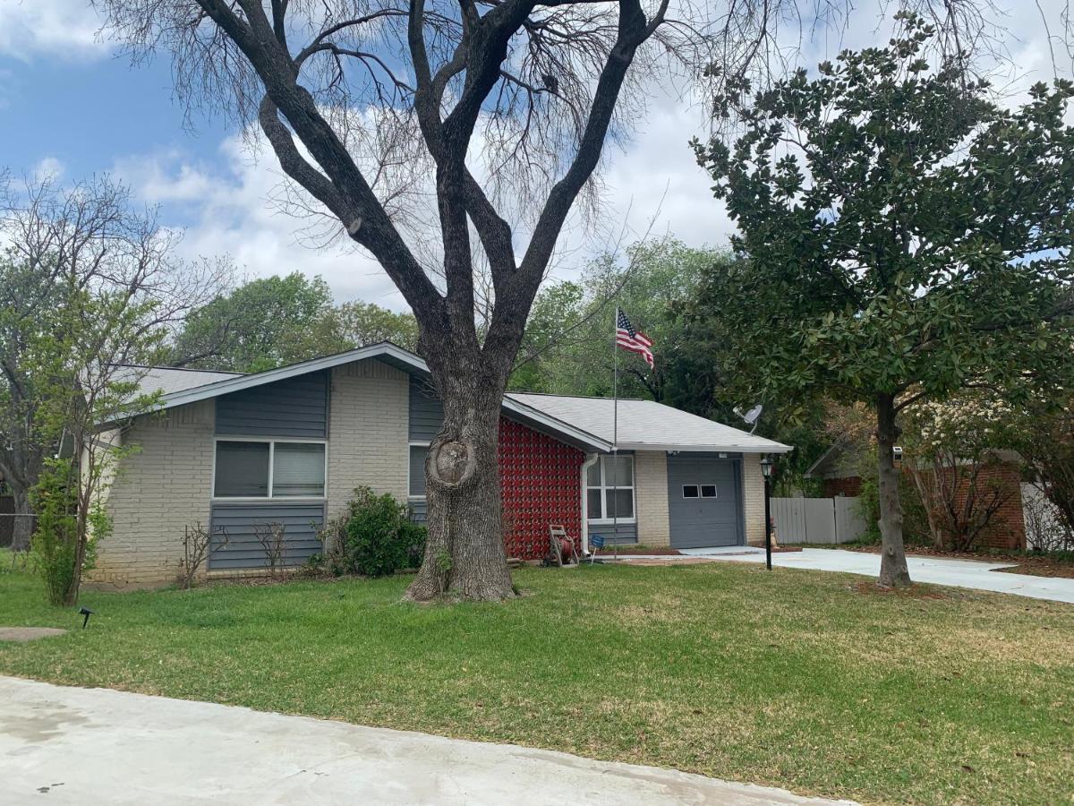 Oasis 3 Near Dfw Airport With Mediterranean Setting Irving Eksteriør bilde
